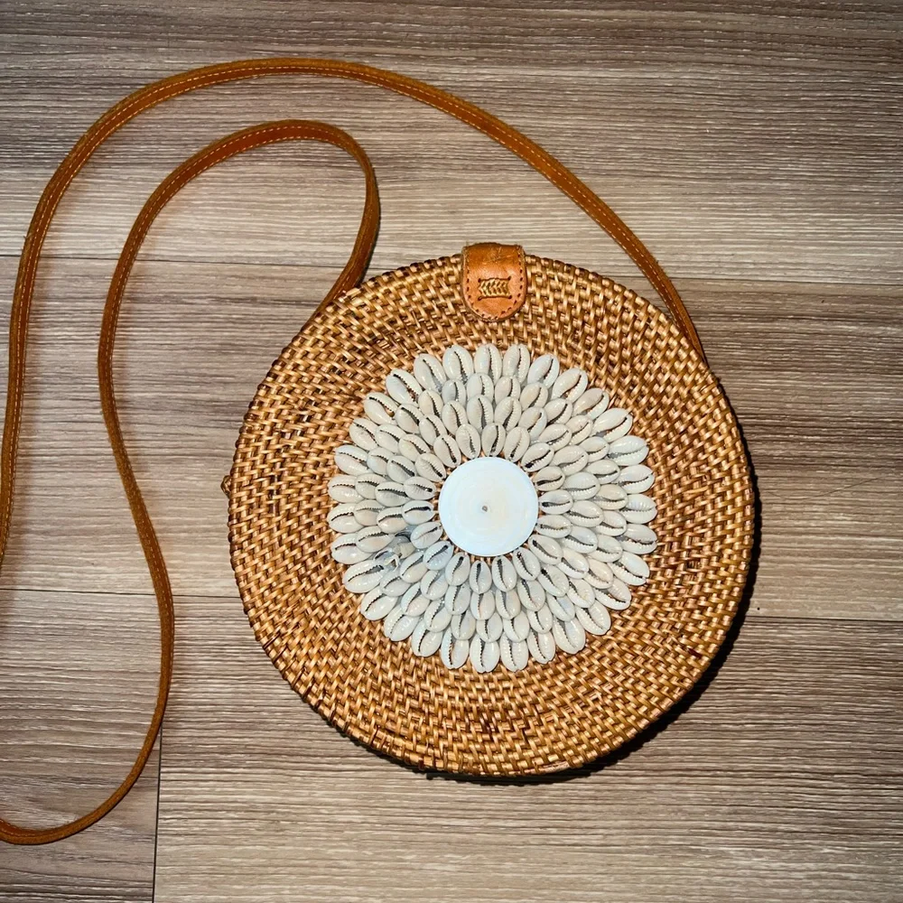 Street Level Round Wicker Seashell Crossbody Straw Bag - Picture 1 of 11